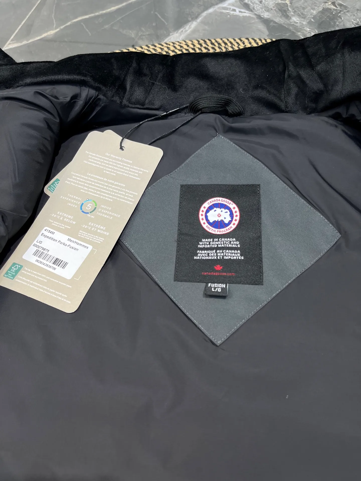 P380 🇨🇦Canada Goose""🇨🇦🌟 Garson down vest has always been recognized as the warmest down jacket. Various Instagram celebrities, Internet celebrities, and celebrities often wear it for street photos. I make Canada Goose every year, but I still can't get rid of my love for it. No matter how cold the days are, there is no need to be afraid, because there is! Filled with 90% white duck down, it is the legendary warmest down jacket and is known as a must-have for Arctic outdoor sports! The most popular down jacket in the world, celebrities are rushing to buy it, it is a must-have!  Size: XS to 2XL
